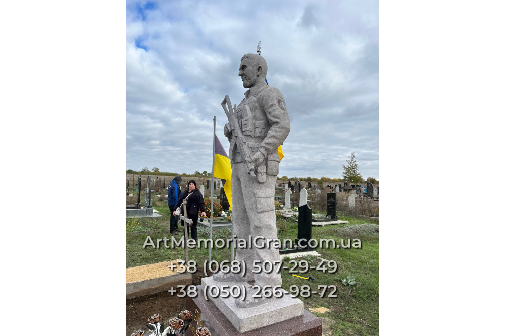 Памятник военному в виде скульптуры 00894